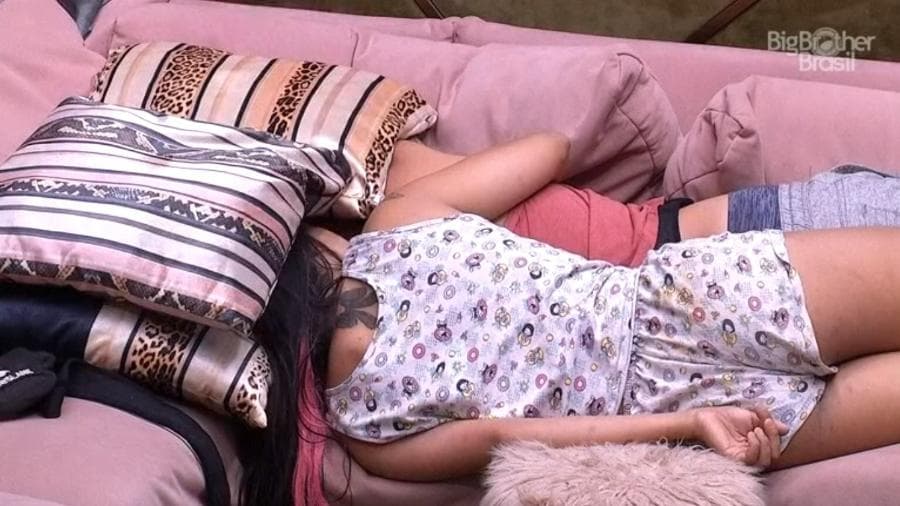 BBB20: Flayslane deita em sofá com Felipe Prior e fica abraçadinha com o brother: "Tá me encoxando?"