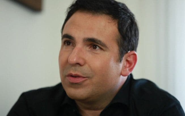 Reinaldo Gottino pega público de surpresa, expõe esposa e filhos em foto rara: "Não conhecia eles"