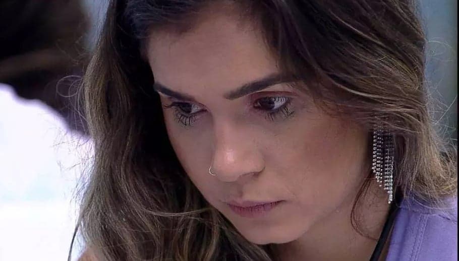 Gizelly, durante castigo do monstro, se irrita e grita com Marcela: "Tenho que aguentar esse inferno"