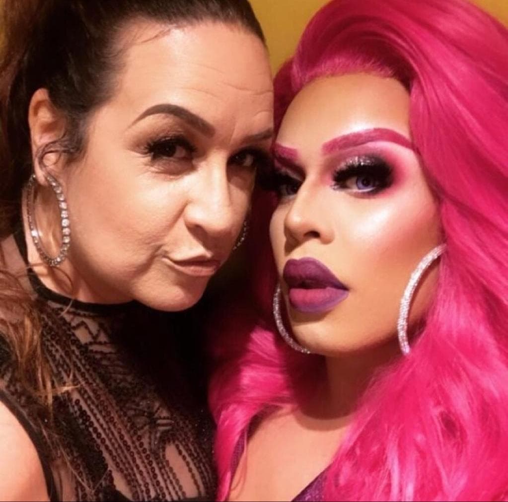 Gloria Groove canta música do Aladdin com sua mãe em Live e fãs vão a loucura!