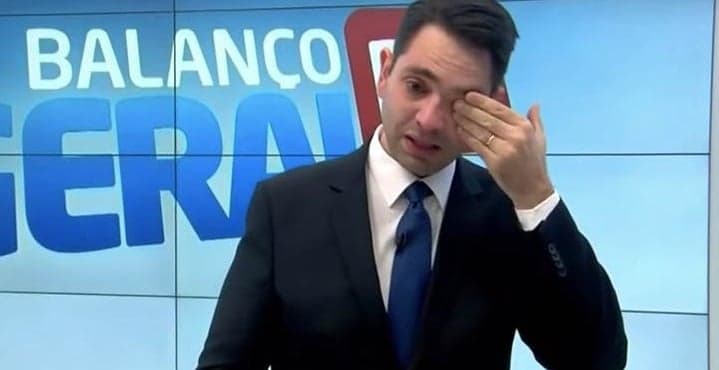 Apresentador da Record quebra protocolo, revela situação triste da família e tem crise de choro ao vivo: “Difícil”