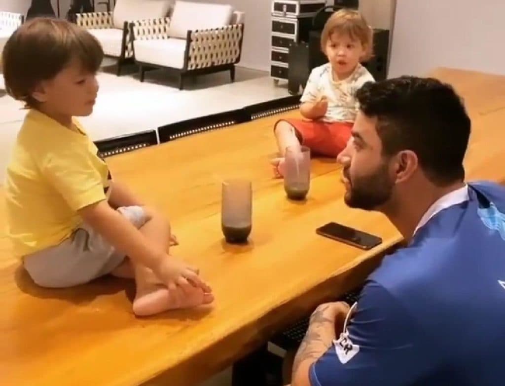 Gusttavo Lima faz show particular para filhos e é surpreendido com voz de herdeiro