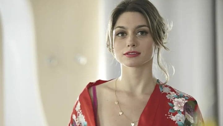 Gravando novela das 21h da Globo, atriz causa espanto ao aparecer completamente nua em foto