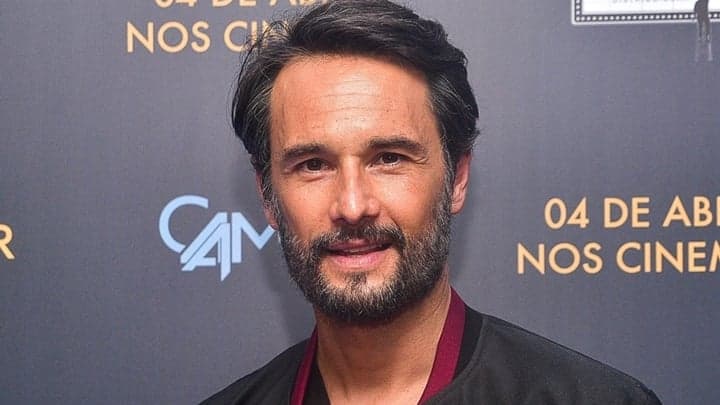 Rodrigo Santoro muda o visual repentinamente e aparece irreconhecível