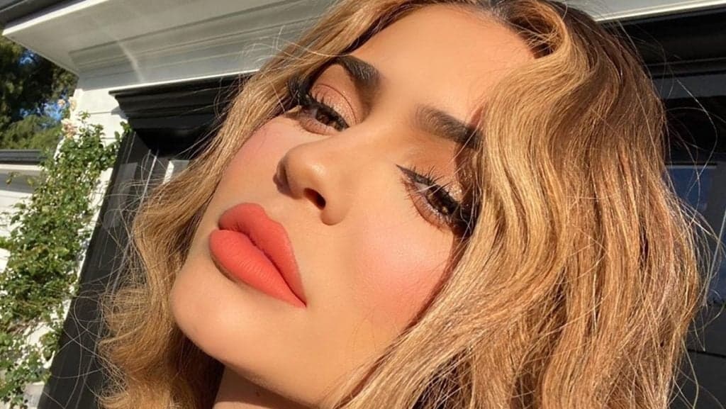 Quente! Kylie Jenner extrapola, usa biquíni mínimo, seios se destacam e curvas ganham evidência
