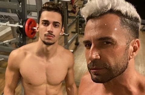 Após adotar bonitão de 21 anos, Latino surpreende e anuncia casamento: "Você mudou minha vida''