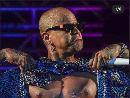 Léo Santana surge sem parte do corpo e público fica assustado: "Não tem"