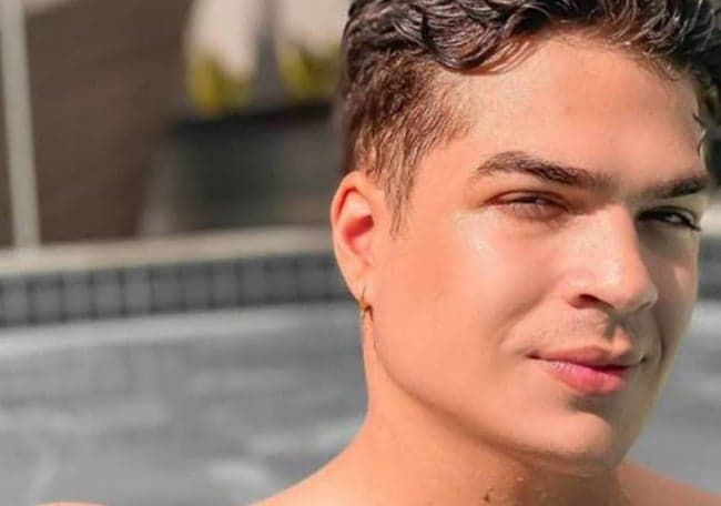 Aos 19 anos, ator de Carrossel se revolta ao ser massacrado por exibir parte íntima peluda: "Cuida da sua"