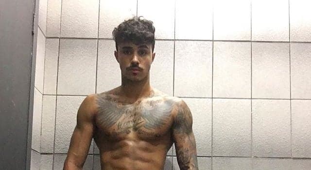 Após foto pelado, MC Livinho revela polêmica pessoal e entrega bomba: “Fumava até dezoito baseados por dia”