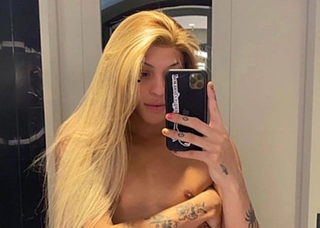 Pabllo Vittar aparece sensualizando apenas de cueca e é comparada com boneca: "A Barbie tá diferente"