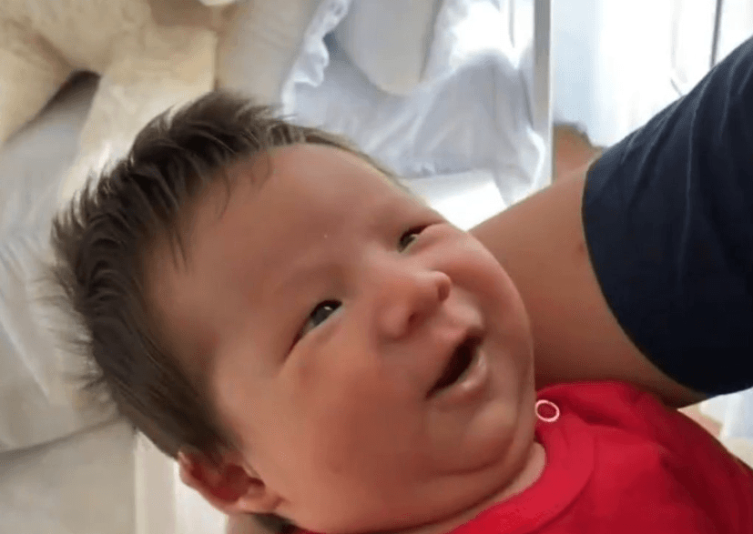 BBB20: Pyong pega o filho no colo pela primeira vez e reação emociona; assista ao vídeo
