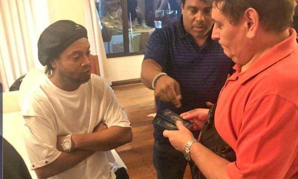 Ronaldinho Gaúcho é preso após uso de passaporte falso no Paraguai e vídeo do mometo viraliza; veja