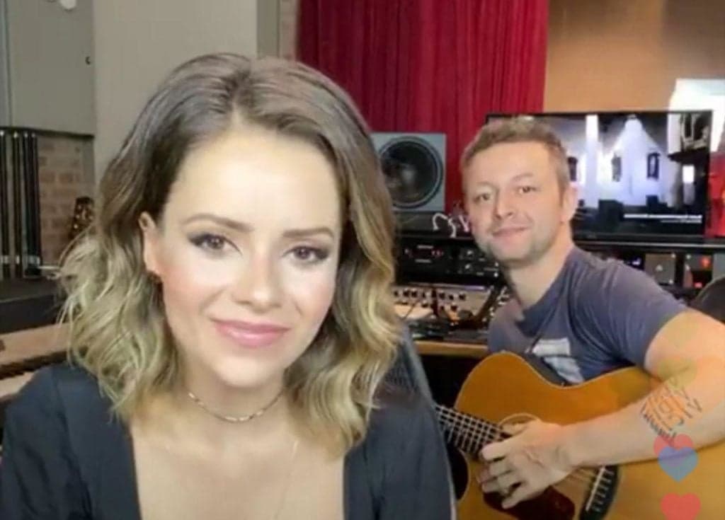 Discreta, Sandy se revela para o público em vídeo familiar e expõe surpresa: "Vocês queriam ver"