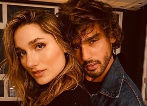 Como pernão de fora, Sasha Meneghel é flagrada com ex-namorado da melhor amiga, Bruna Marquezine, em evento