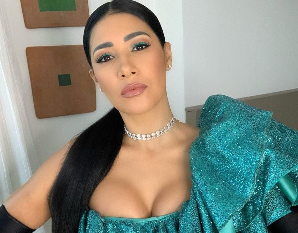 Simaria surge com roupa totalmente transparente, deixa seios em evidência e público decreta: "Muito gostosa"