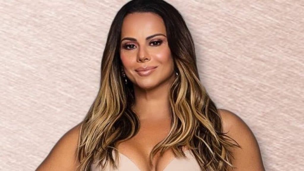Viviane Araújo surge com vestido coladinho e expõe tamanho avantajado do bumbum: "Nem parece real"