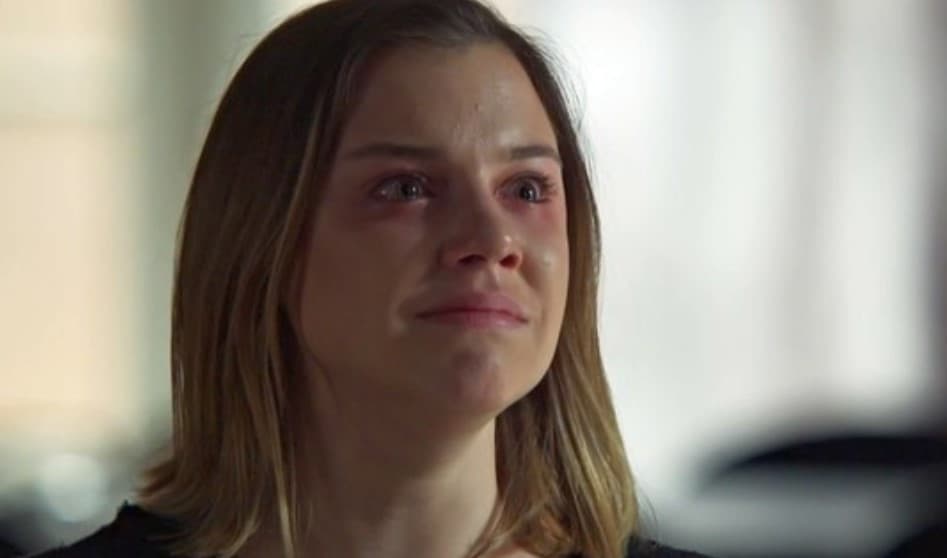 Alice Wegmann fica desolada após morte trágica e aparece abatida: "Por quê?"