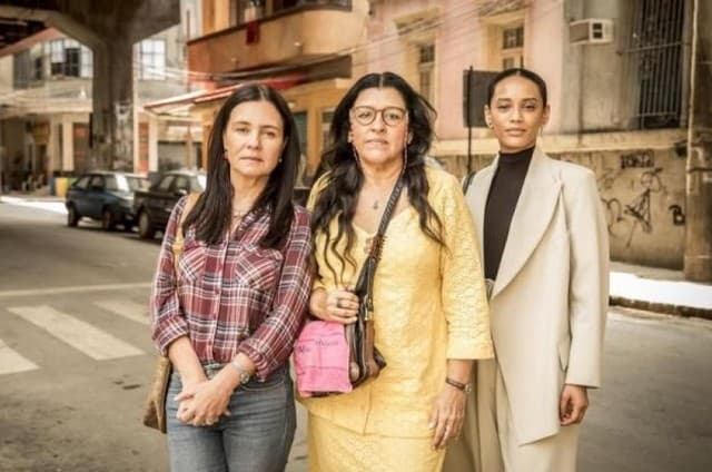 CAOS! Sem cenas extras e com elenco afastado, 'Amor de Mãe' será reprisada na Globo