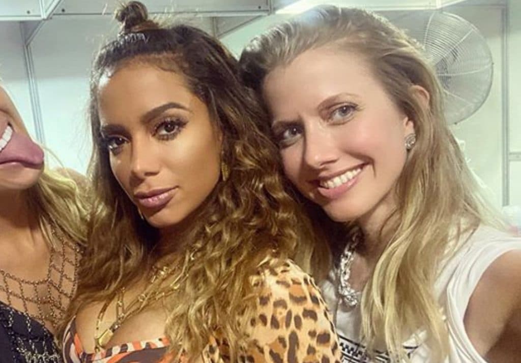Anitta perde a compostura e revela fortuna de amiga íntima: “Ela não é rica”