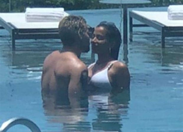 Após cenas quentes em novela, Anitta e Thiago Martins são vistos em festa e flagra vem à tona