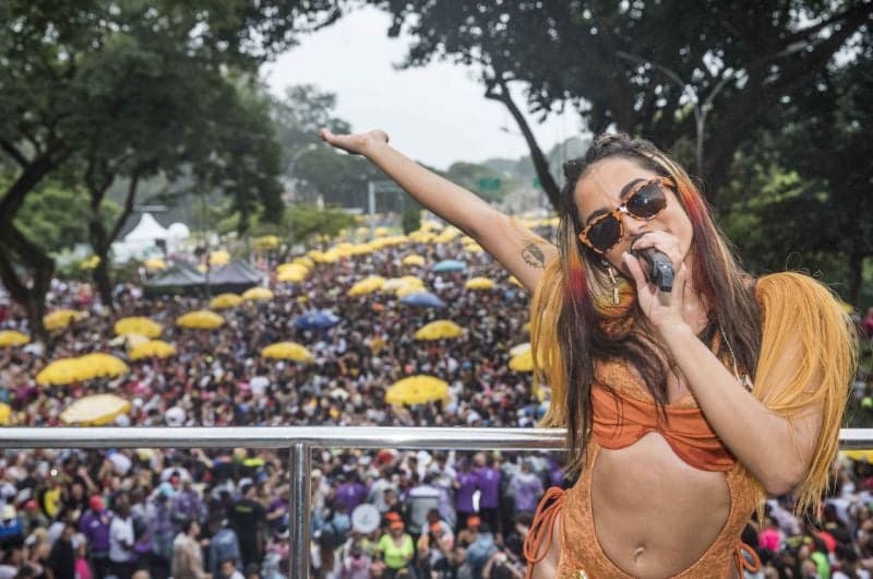 Anitta recebe recado do além em pleno show e mensagem assusta: "Precisa de Jesus"