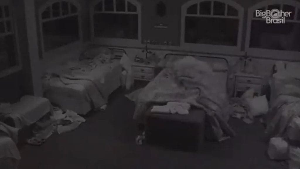 BBB20: Daniel broxa com Marcela após casal tentar transar embaixo do edredom e deixa médica irritada