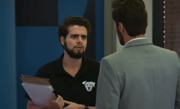 Ator da Globo é expulso de casa pela mãe após 'sair do armário' e fazer cirurgia: "Não assiste a novela"