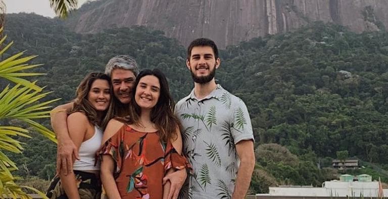 Filha de William Bonner, Bia Bonemer visita a casa do pai após jornalista ter novos membros: "meus irmãos"