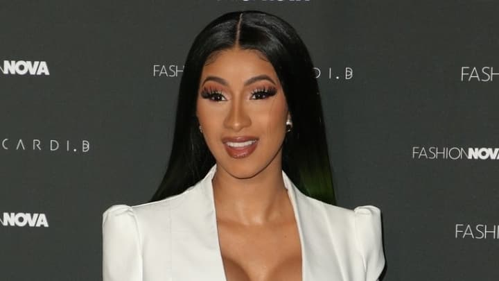 Irada! Cardi B detona famosos que fazem testes de coronavírus mesmo sem sintomas: "idiotas"