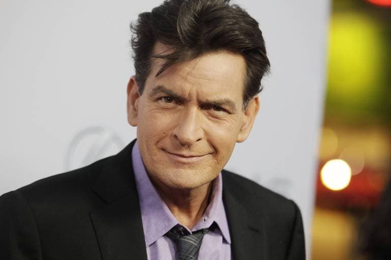 Absurdo! Em documentário, Charlie Sheen é acusado de estuprar garoto de 13 anos