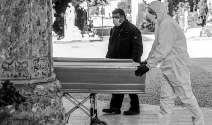 Luto: Comediante morre após contrair coronavírus e amigos lamentam: "É difícil acreditar que você se foi"