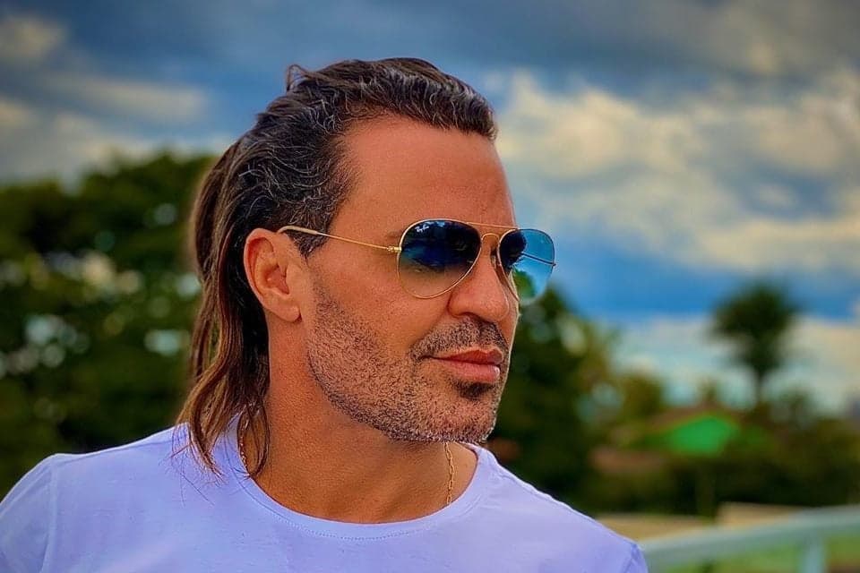 Eduardo Costa tem lado gay escancarado, é confrontado e assume: "Adoro"