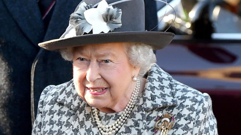 Rainha Elizabeth II abandona o palácio de Buckingham após surto do coronavírus no Reino Unido