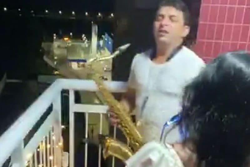 Gretchen faz show ao vivo da sacada de apartamento com novo namorado após fim de casamento