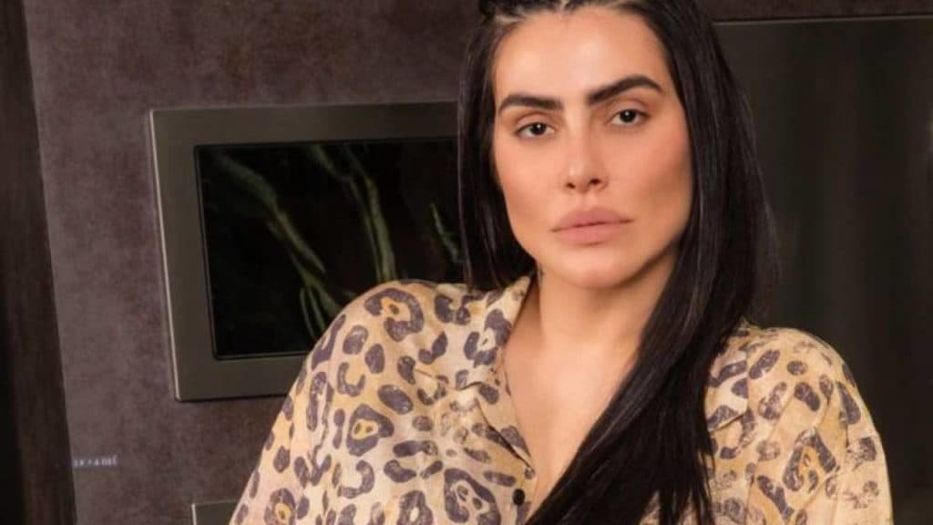 Após ser ridicularizada por plásticas, Cleo volta a se expor e surge de look colado