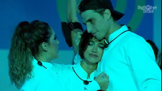 Casalzão! Gizelly realiza sonho e beija Prior durante festa do BBB; veja