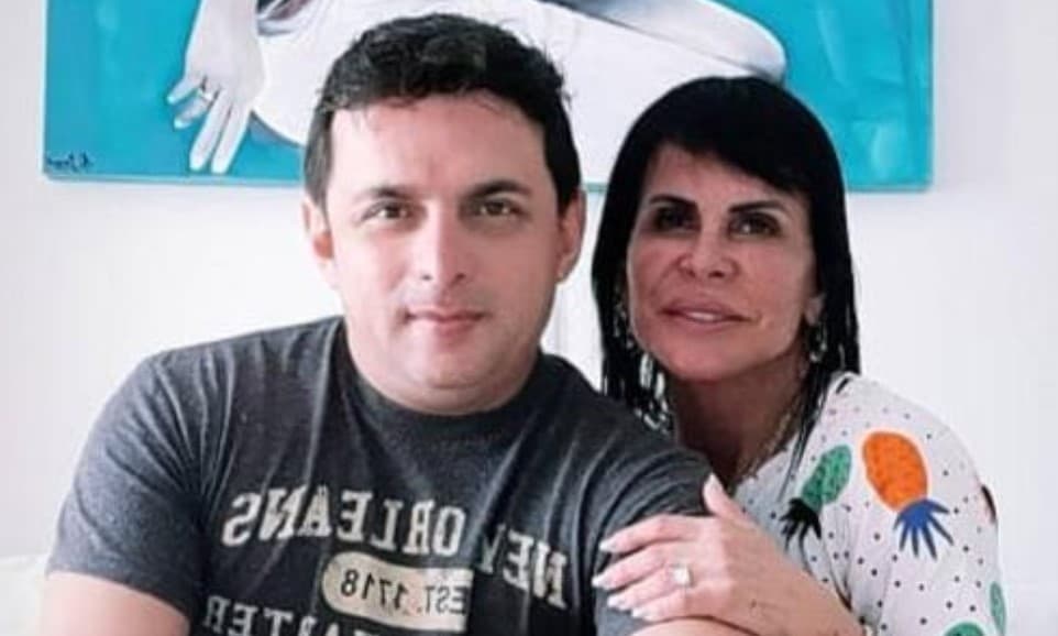 Gretchen aparece com novo namorado de alianças dois meses após terminar casamento