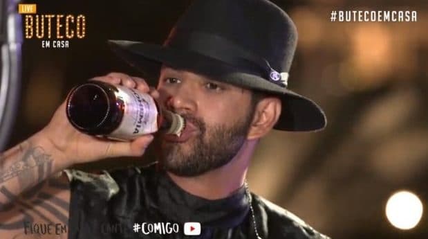 Gusttavo Lima bebe todas durante live e entrega detalhes do sexo com Andressa Suita: "Transando agora''