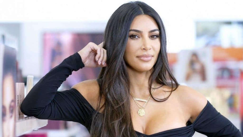 De lingerie bege, Kim Kardashian exibe corpo sensual, enorme bumbum rouba à cena e web reage: "primeira-dama"