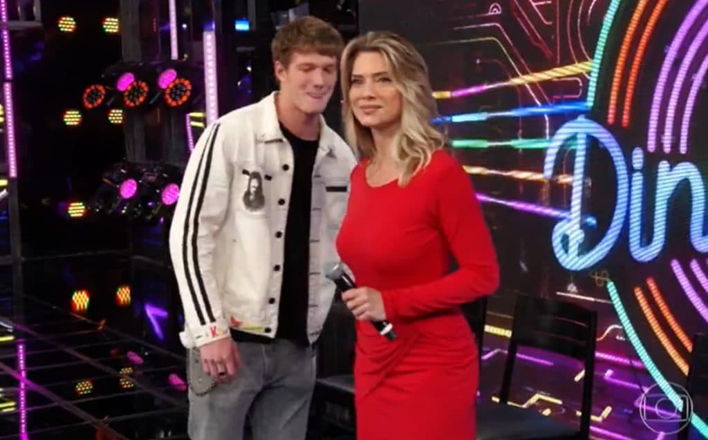 Leticia Spiller faz pedido inusitado no Faustão, leva patada e paga o maior mico