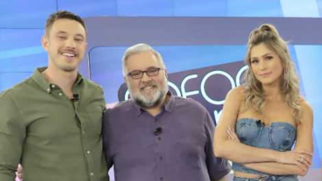 Apresentadores do Fofocalizando descumprem regra e são escorraçados pelo público: "Deveriam se tocar"