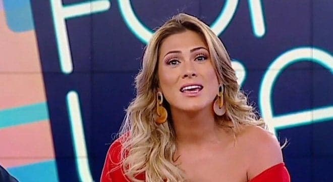 Lívia Andrade tirada do ar em escândalo, mostra imagens para provar que atração está afundando: "Não sei se é feio"