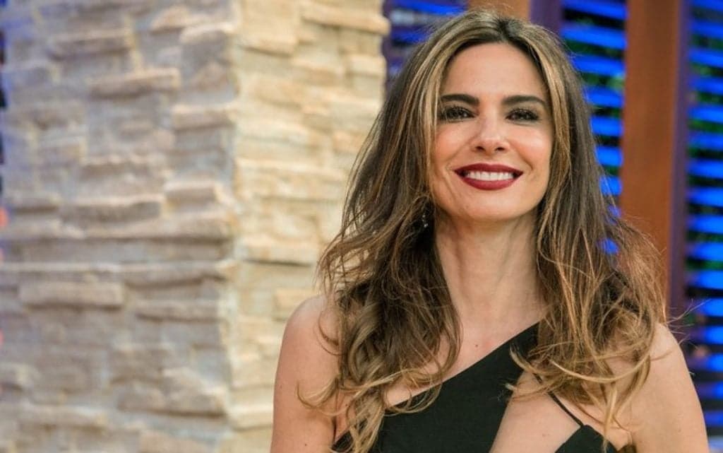 Luciana Gimenez é flagrada fazendo caridade e atitude surpreende