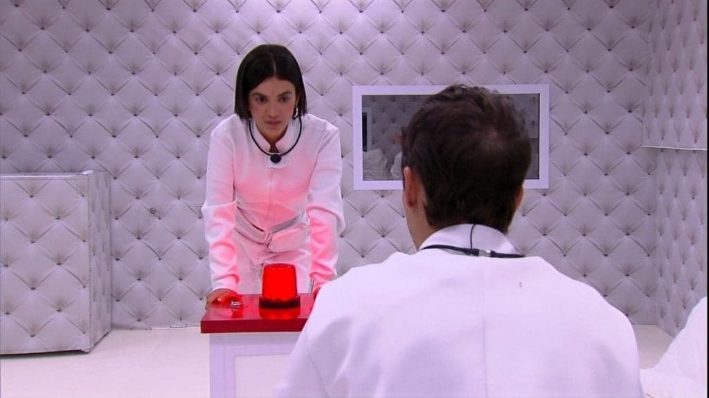 Manu entra de cara no jogo, muda rumo do paredão, racha grupo e prova não ser "planta" no BBB