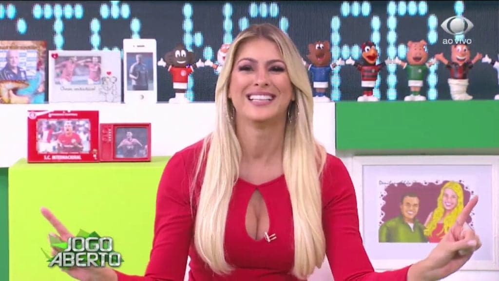 Pote de ouro da Band, Renata Fan representa milhões ao canal e faturamento e relação com Denílson são escancarados