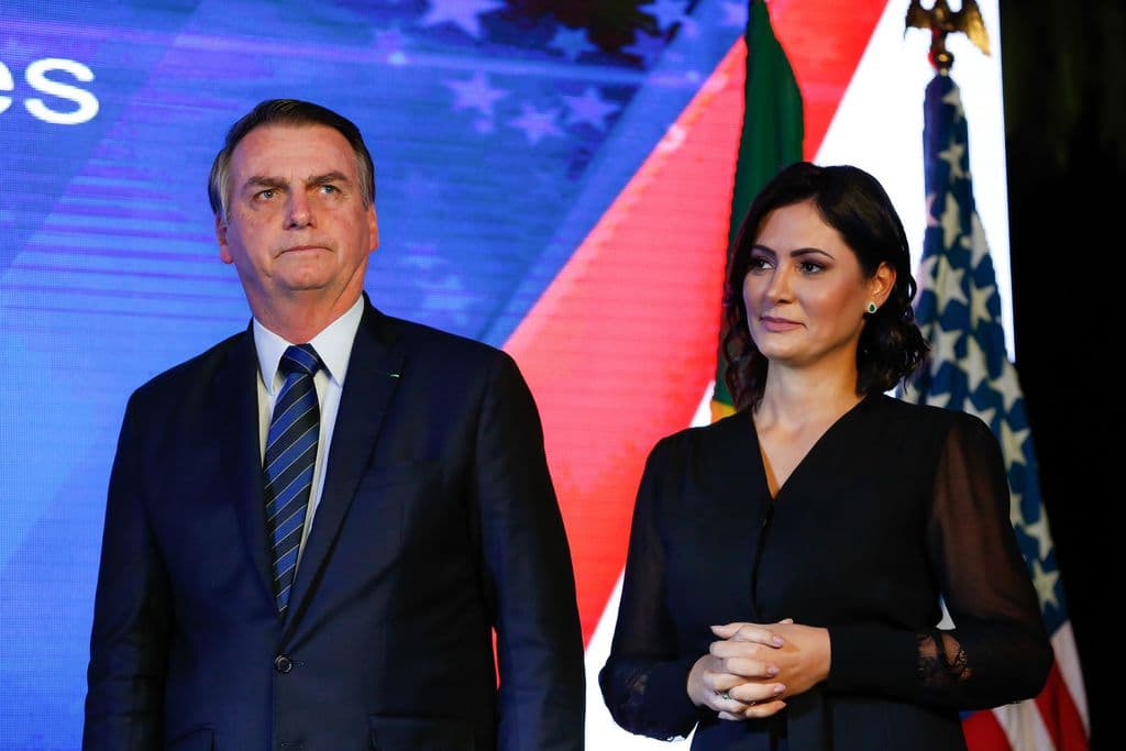 Michelle Bolsonaro viaja várias vezes sozinha com ministro, presidente vigia a esposa e é chamado de "corno"