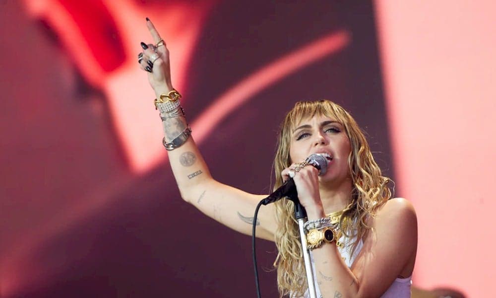 Miley Cyrus cancela show beneficente na Austrália devido o coronavírus e lamenta: "triste"