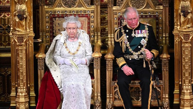 Filho de Elizabeth II, Príncipe Charles, testa positivo para o coronavírus e preocupação na realeza toma conta