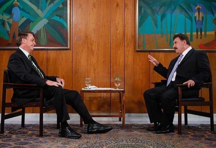 Ratinho é detonado após entrevista com Bolsonaro e defende o presidente com unhas e dentes