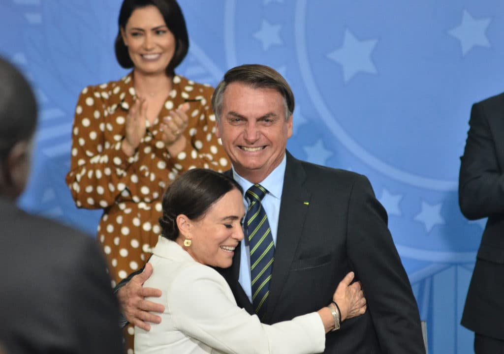 Em meio ao coronavírus, Regina Duarte ignora recomendação e surge colada com fãs